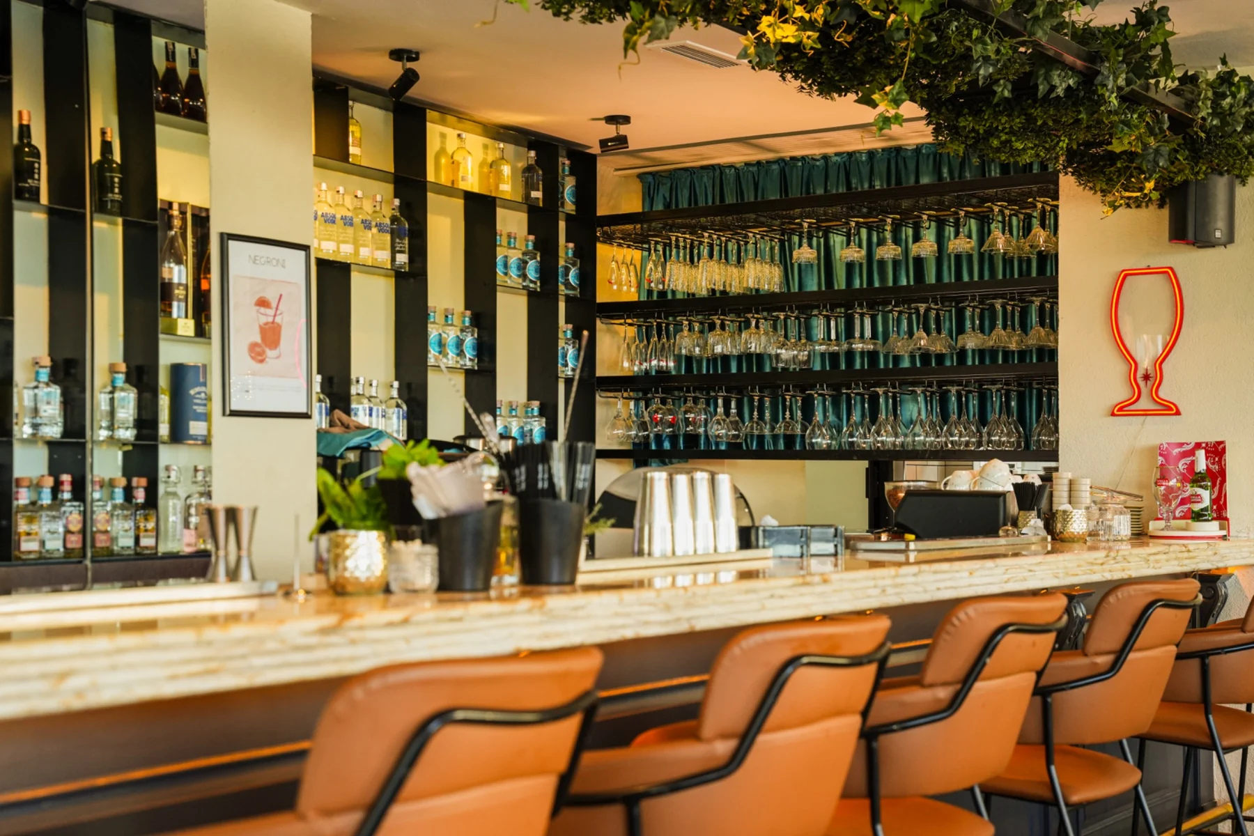 Next Republic Güzelyalı Şubesi: ahşap bar tezgâhı ve turuncu bar sandalyeleri