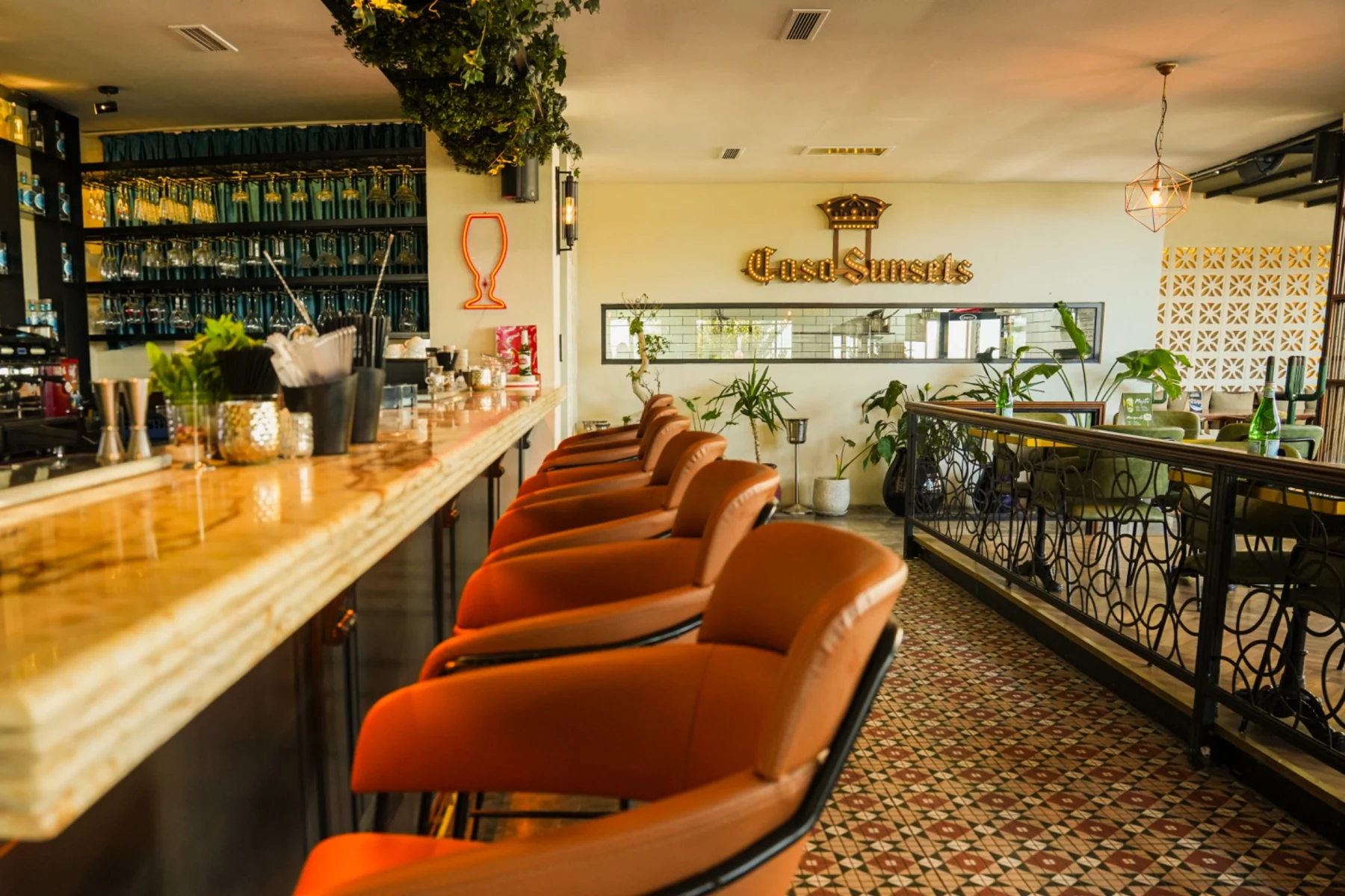 Next Republic Güzelyalı Şubesi: bar boyunca uzanan oturma alanı